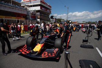 Max Verstappen, Red Bull Racing RB15, arriveert op de grid