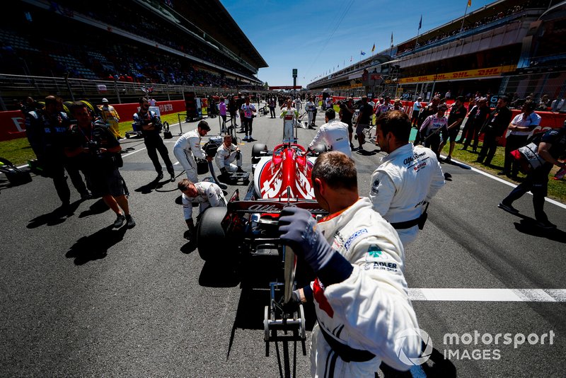 Kimi Raikkonen, Alfa Romeo Racing C38 on the grid