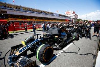 La voiture de Romain Grosjean, Haas F1 Team VF-19, sur la grille
