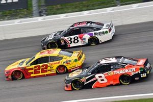 Joey Logano, Team Penske, Ford Mustang Shell Pennzoil, Daniel Hemric, Richard Childress Racing, Chevrolet Camaro Bass Pro Shops / Tracker Boats and David Ragan, Front Row Motorsports, Ford Mustang Mystik Lubricants