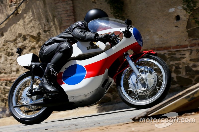 Maverick Viñales en una Yamaha TZ 350 de 1975