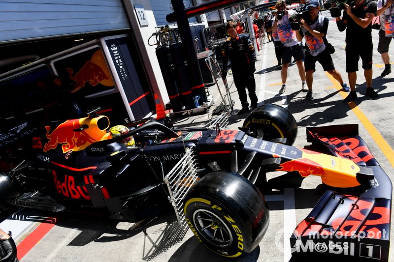Red Bull RB15 с датчиками покидает боксы