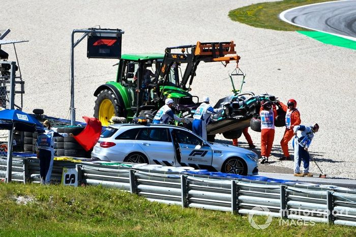 El Medical Car recoge a Valtteri Bottas, Mercedes AMG F1, tras su choque en la curva 6