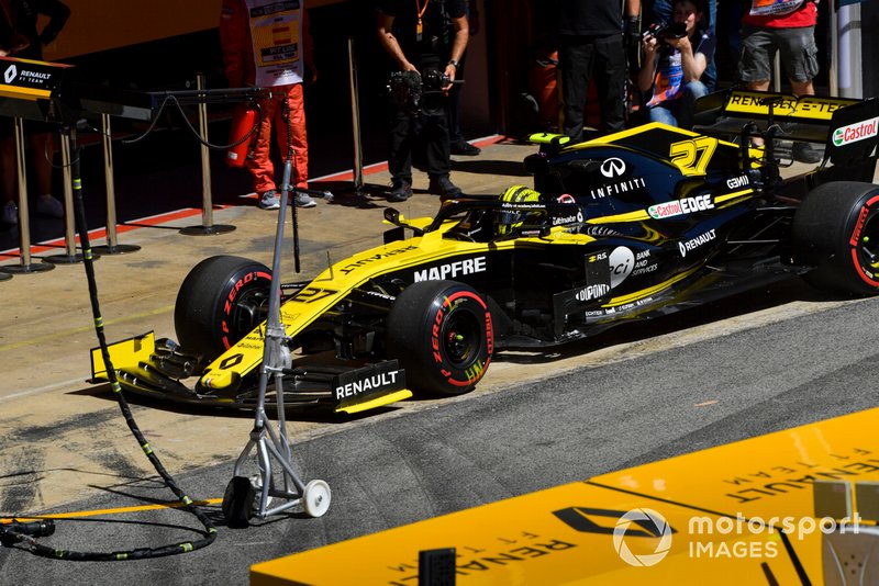 Nico Hulkenberg, Renault R.S. 19, in pit lane