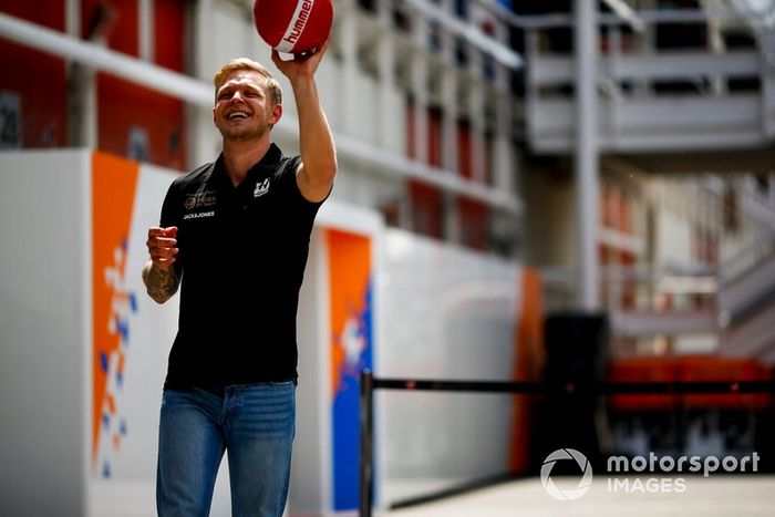 Kevin Magnussen, Haas F1, juega futbol con un compañero