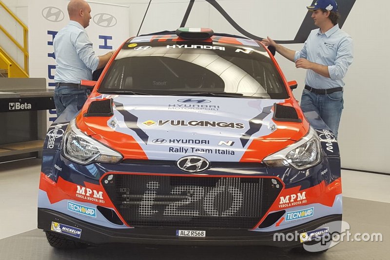 Il pilota Umberto Scandola e Riccardo Scandola, capo di S.A. Motorsport