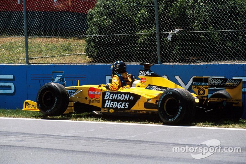 Damon Hill tras el accidente en el Muro de los Campeones