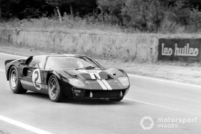 Bruce McLaren, Chris Amon in de #2 Ford GT40