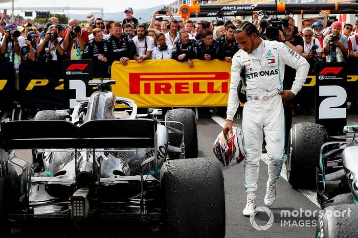 Lewis Hamilton, Mercedes AMG F1, revisa su coche en Parc Ferme