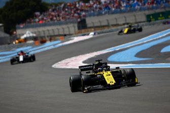 Daniel Ricciardo, Renault F1 Team R.S.19, voor Kimi Raikkonen, Alfa Romeo Racing C38