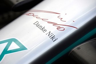 Thank You Niki logo op de Mercedes AMG W10 als eerbetoon aan Niki Lauda