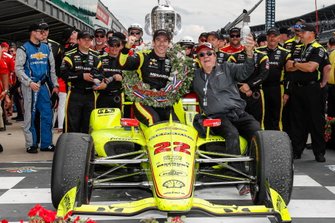 Simon Pagenaud, Team Penske Chevrolet fête sa victoire sur la Victory Lane avec son équipe