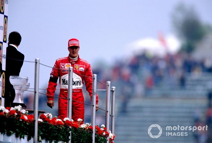 El ganador Michael Schumacher, con la Ferrari F2002
