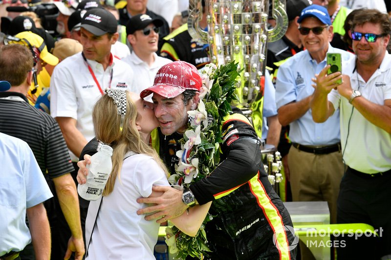 Simon Pagenaud, Team Penske Chevrolet celebrates the win with a kiss from the festival queen in Victory Lane