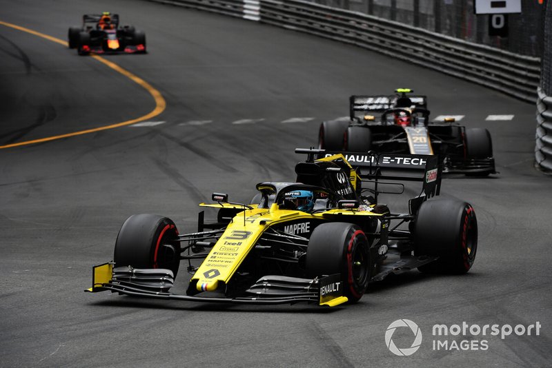 Daniel Ricciardo, Renault R.S.19, precede Kevin Magnussen, Haas F1 Team VF-19