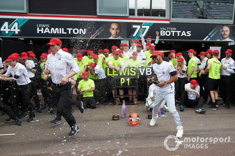 Lewis Hamilton, Mercedes AMG F1, 1st position, Valtteri Bottas, Mercedes AMG F1, 3rd position, Toto Wolff, Executive Director (Business), Mercedes AMG, and the Mercedes team celebrate victory