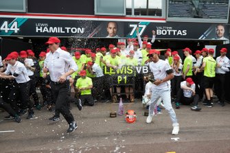 Yarış galibi Lewis Hamilton, Mercedes AMG F1, 3. Valtteri Bottas, Mercedes AMG F1, Toto Wolff, Direktör, Mercedes AMG takım ile zaferi kutluyor