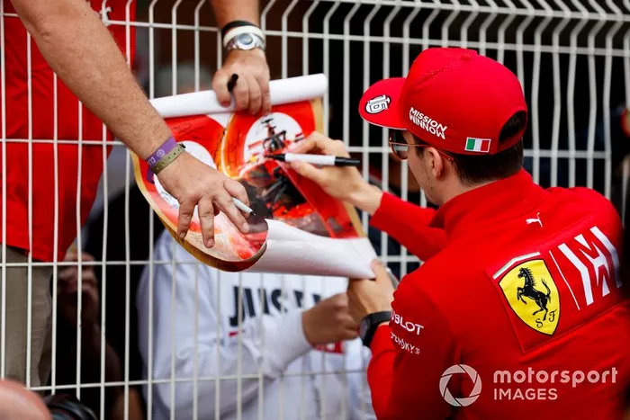Charles Leclerc, Ferrari, firma autografi ai tifosi