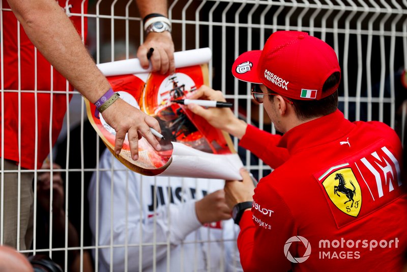 Charles Leclerc, Ferrari, firma autógrafos