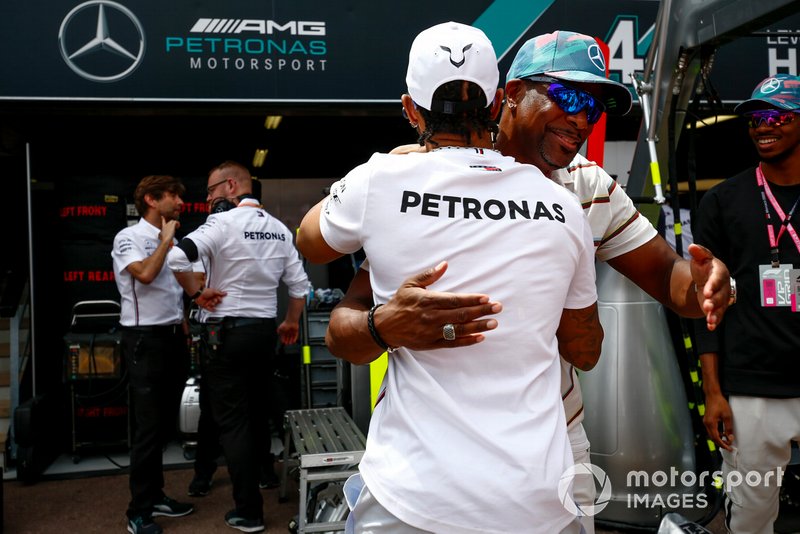 Lewis Hamilton, Mercedes AMG F1, ve P.K. Subban ve Odell Beckham Jr