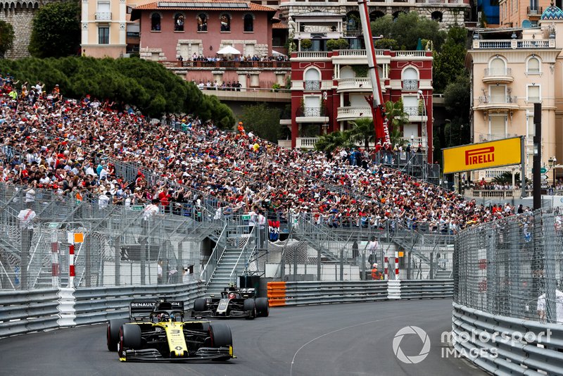 Daniel Ricciardo, Renault R.S.19, precede Kevin Magnussen, Haas F1 Team VF-19