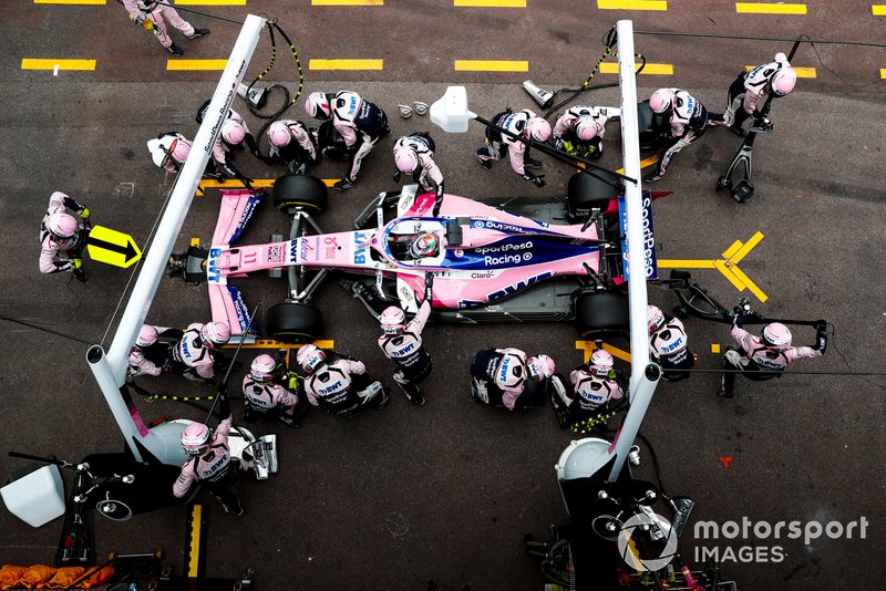 Sergio Perez, Racing Point RP19, effettua un pit stop