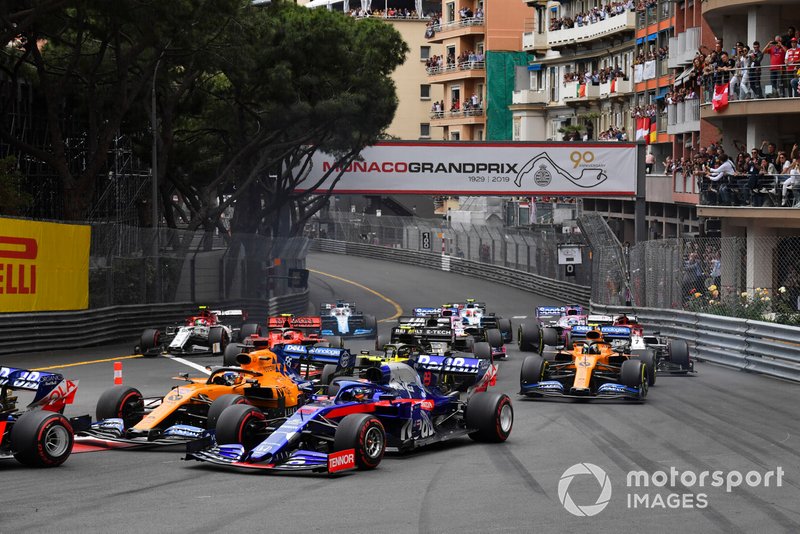 Daniil Kvyat, Toro Rosso STR14, precede Carlos Sainz Jr., McLaren MCL34, Alexander Albon, Toro Rosso STR14, e il resto del gruppo, alla partenza