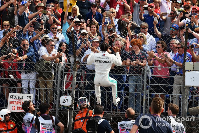 Lewis Hamilton, Mercedes AMG F1, celebra la pole después de la sesión clasificatoria