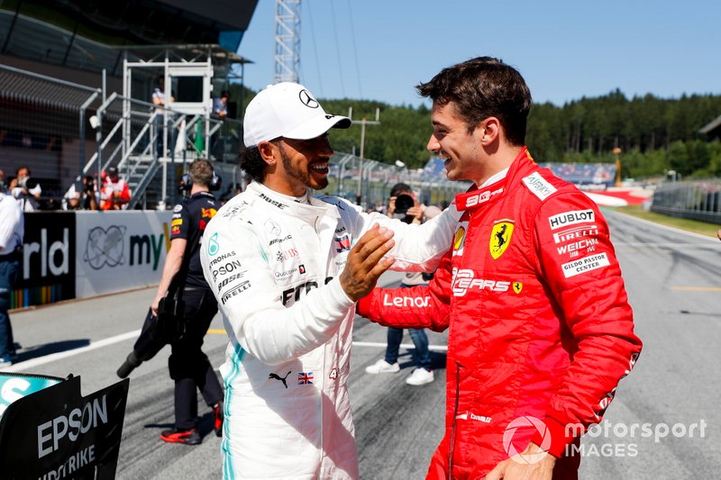 Lewis Hamilton, Mercedes AMG F1 y el ganador de la pole Charles Leclerc, Ferrari celebra