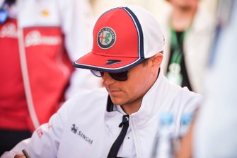Kimi Raikkonen, Alfa Romeo Racing signs an autograph for fans