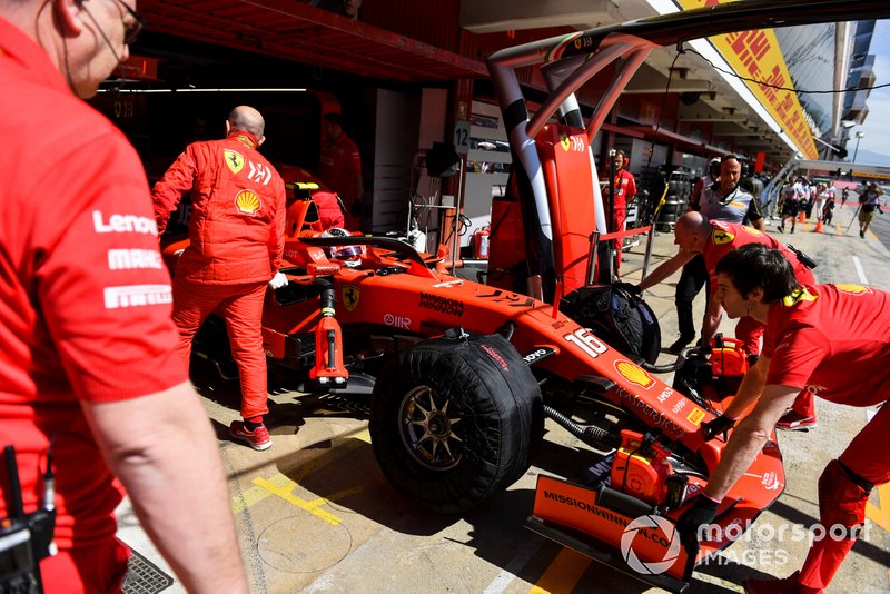 Charles Leclerc, Ferrari SF90, est ramené au garage
