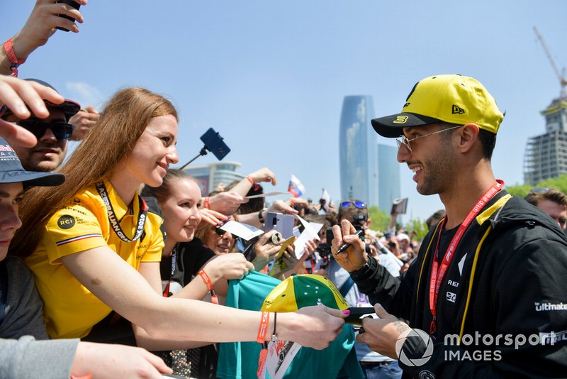 Daniel Ricciardo, Renault signs an autograph for a fan