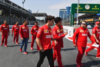 Charles Leclerc, Ferrari tijdens de track walk met zijn engineers