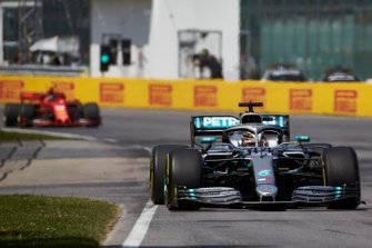 Lewis Hamilton, Mercedes AMG F1 W10, voor Charles Leclerc, Ferrari SF90