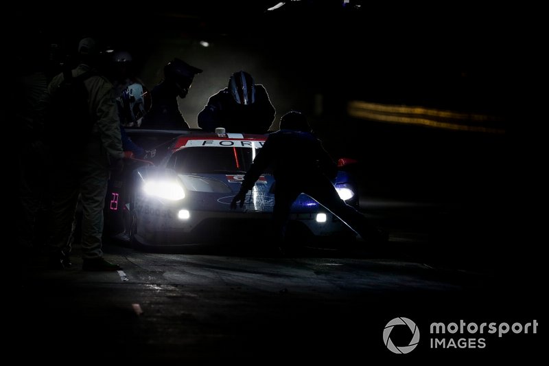 #66 Ford Chip Ganassi Racing Ford GT, GTLM: Joey Hand, Dirk Mueller, Sebastien Bourdais, pit stop