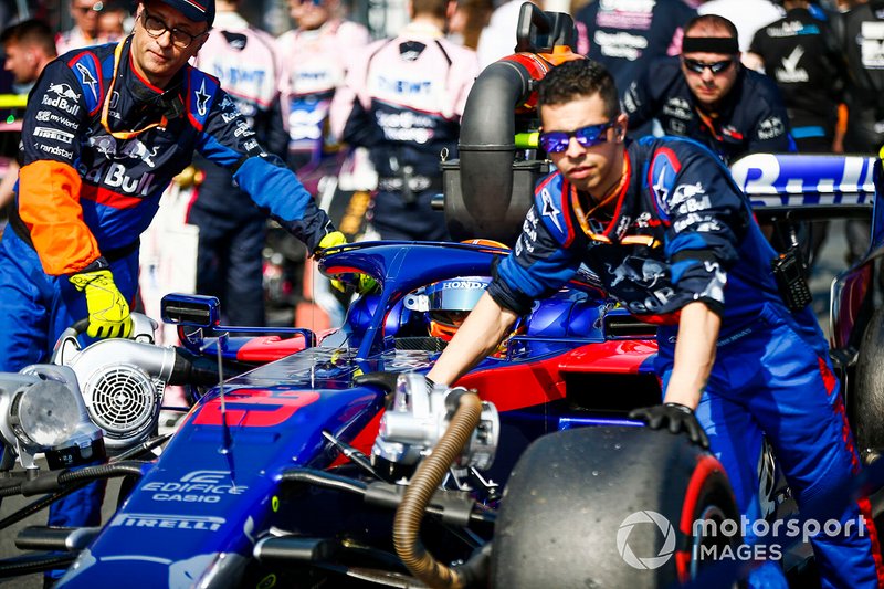Alexander Albon, Toro Rosso STR14, arrive sur la grille