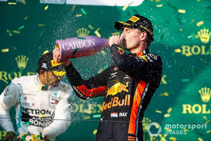 Max Verstappen, Red Bull Racing, terzo, beve champagne sul podio
