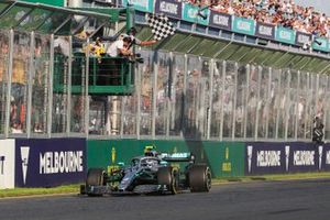 Race winner Valtteri Bottas, Mercedes AMG W10 crossing the finish line