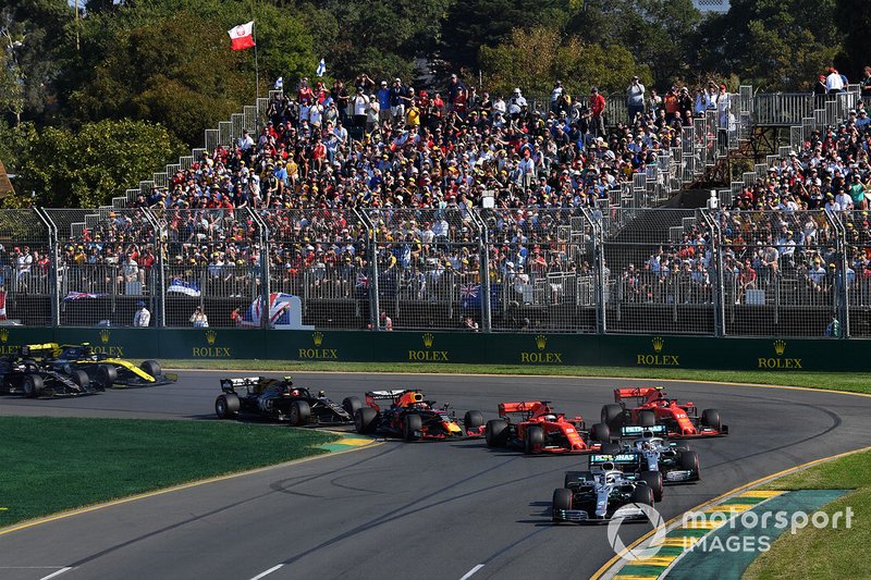 Valtteri Bottas, Mercedes AMG W10, precede Lewis Hamilton, Mercedes AMG F1 W10, Sebastian Vettel, Ferrari SF90, Charles Leclerc, Ferrari SF90, e Max Verstappen, Red Bull Racing RB15, ed il resto del gruppo alla prima curva