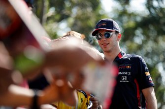 Pierre Gasly, Red Bull Racing imza dağıtıyor