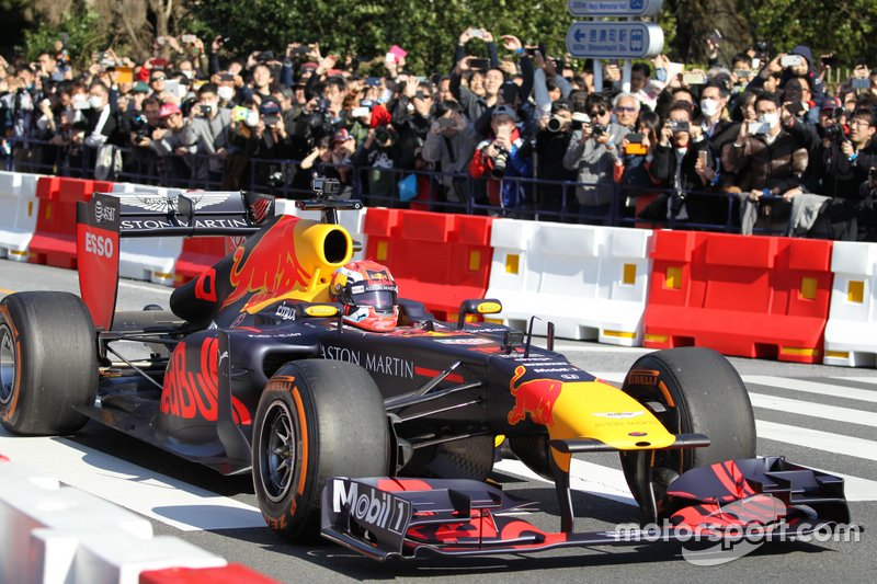 Red-Bull-Showrun in Tokio