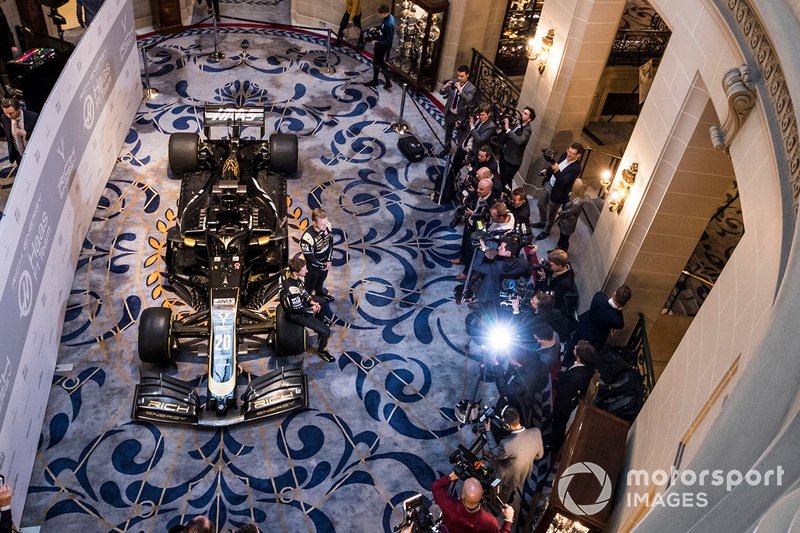 Romain Grosjean, Haas F1 Team y Kevin Magnussen, Haas F1 Team representan fotografías frente a la nueva imagen de Haas 2019 en el Haas F1 Team VF-18