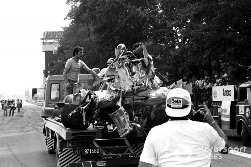 El coche de Ronnie Peterson, Lotus 78-Ford Cosworth después del accidente