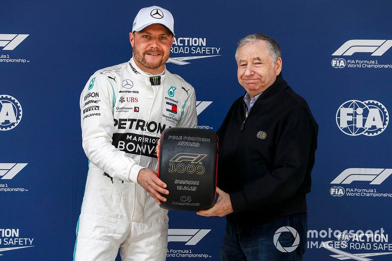 Polesitter Valtteri Bottas, Mercedes AMG F1 and Jean Todt, President, FIA with the Pirelli Pole Position Award in Parc Ferme