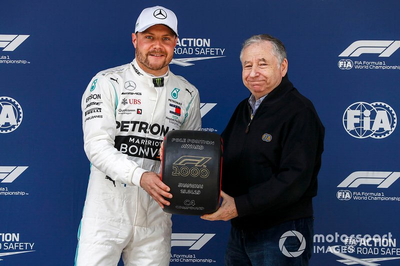 Polesitter Valtteri Bottas, Mercedes AMG F1 and Jean Todt, President, FIA with the Pirelli Pole Position Award in Parc Ferme 