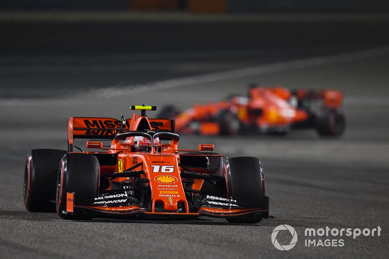 Charles Leclerc, Ferrari SF90, precede Sebastian Vettel, Ferrari SF90
