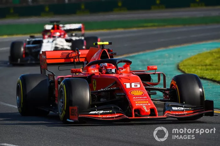 Charles Leclerc, Ferrari SF90 e Kimi Raikkonen, Alfa Romeo Racing C38 