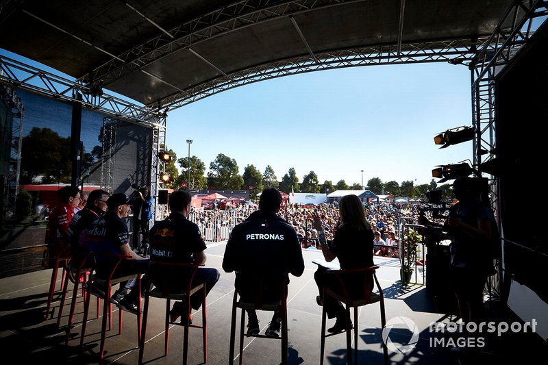 Toto Wolff, Director Ejecutivo (Negocios), Mercedes AMG, Christian Horner, Director del Equipo, Red Bull Racing, Franz Tost, Director del Equipo, Toro Rosso, Otmar Szafnauer, Director de Operaciones, Racing Point, Mattia Binotto, Directora del Equipo Ferrari y Frederic Vasseur, director del equipo, Alfa Romeo Racing, en el escenario