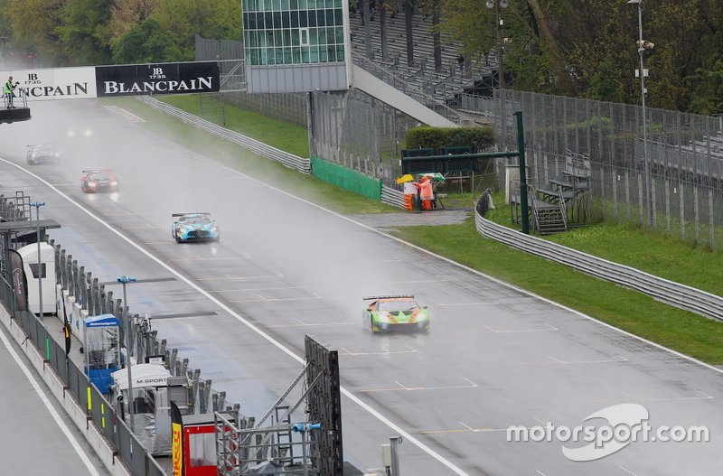 Start action, #63 GRT Grasser Racing Team Lamborghini Huracan GT3 Evo: Mirko Bortolotti, Rolf Ineichen, Christian Engelhart leads