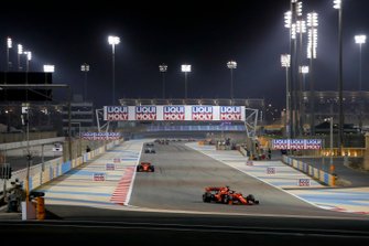Sebastian Vettel, Ferrari SF90, Charles Leclerc, Ferrari SF90, en Lewis Hamilton, Mercedes AMG F1 W10